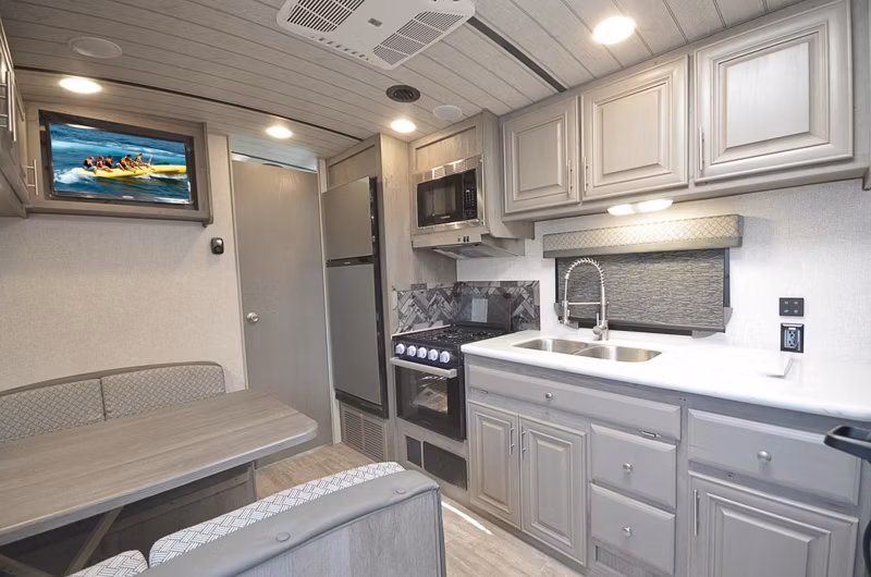 2025 Northwood Arctic Fox Edge 22GT - Image 4